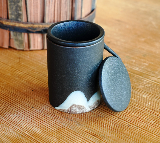 Mountain Glaze Ceramic Mug with Built in Loose Leaf Strainer and Lid In Black