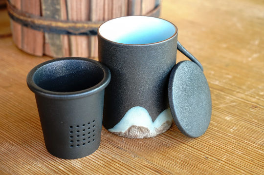 Mountain Glaze Ceramic Mug with Built in Loose Leaf Strainer and Lid In Black