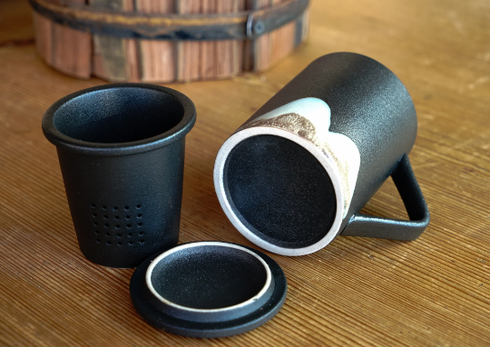 Mountain Glaze Ceramic Mug with Built in Loose Leaf Strainer and Lid In Black