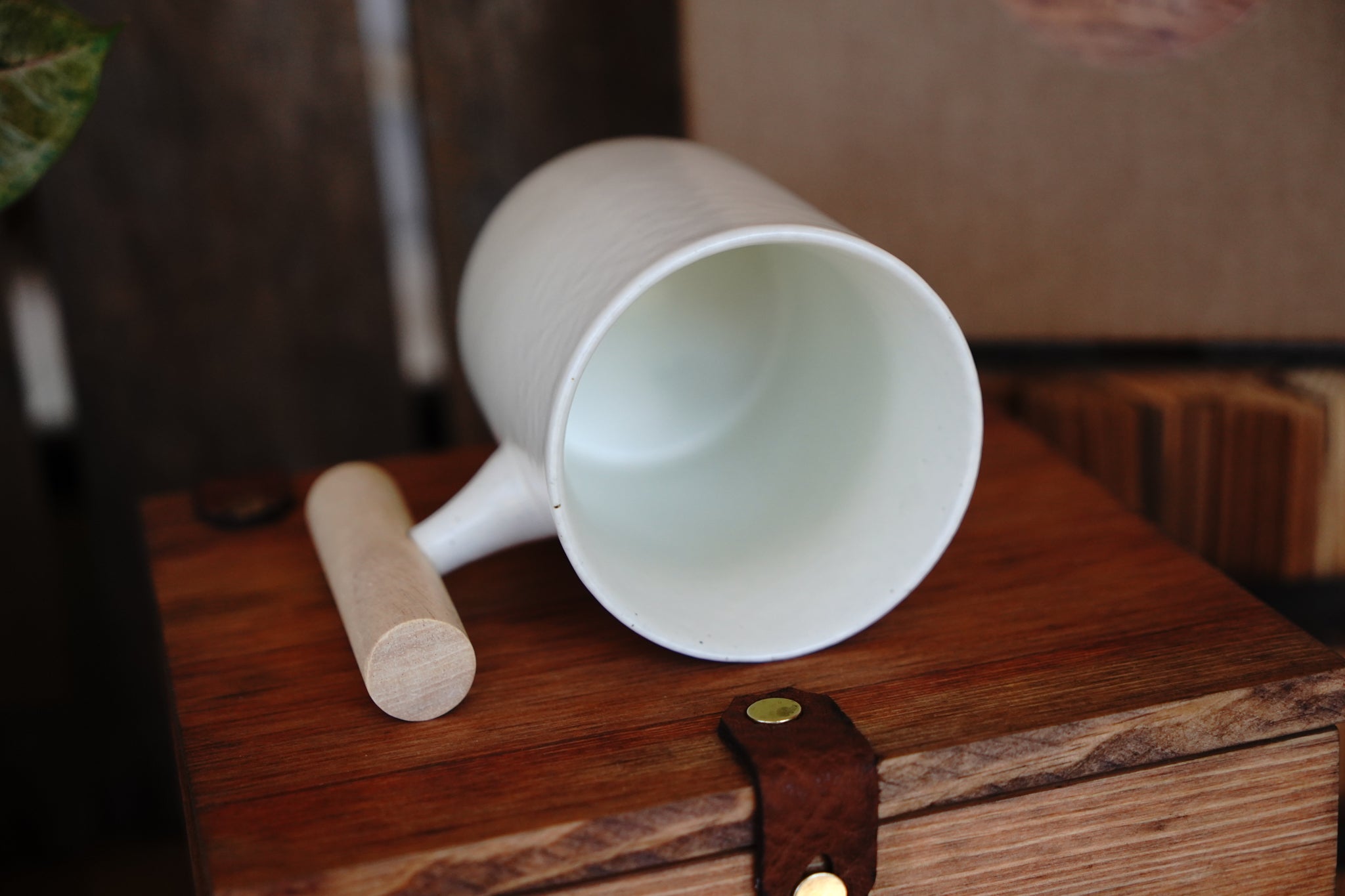 Modern White Glaze Mug With Wooden Handle