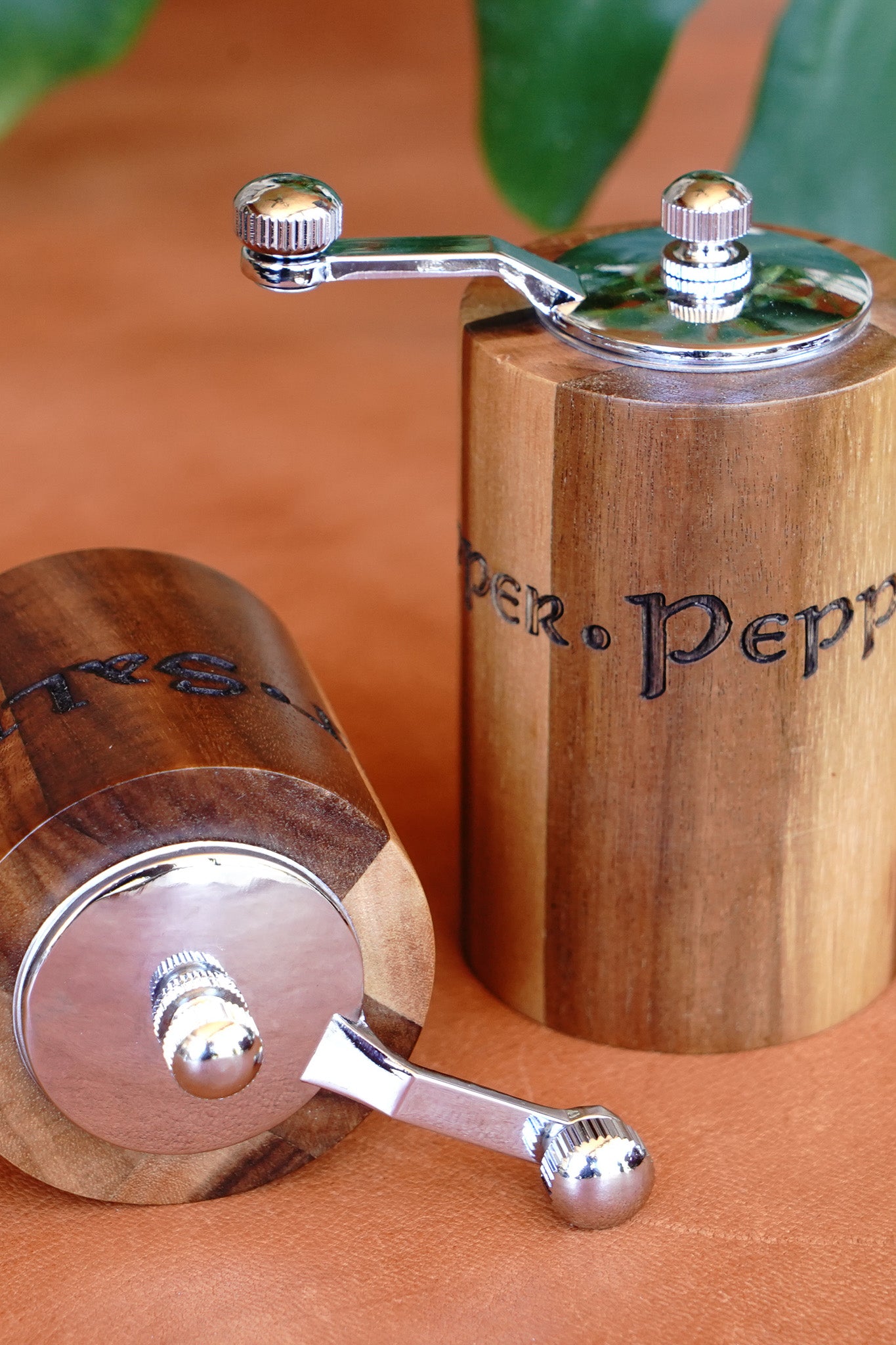 Rustic Wooden Salt and Pepper Grinder Set – Handcrafted Crank Mills for Kitchen & Dining Gifts
