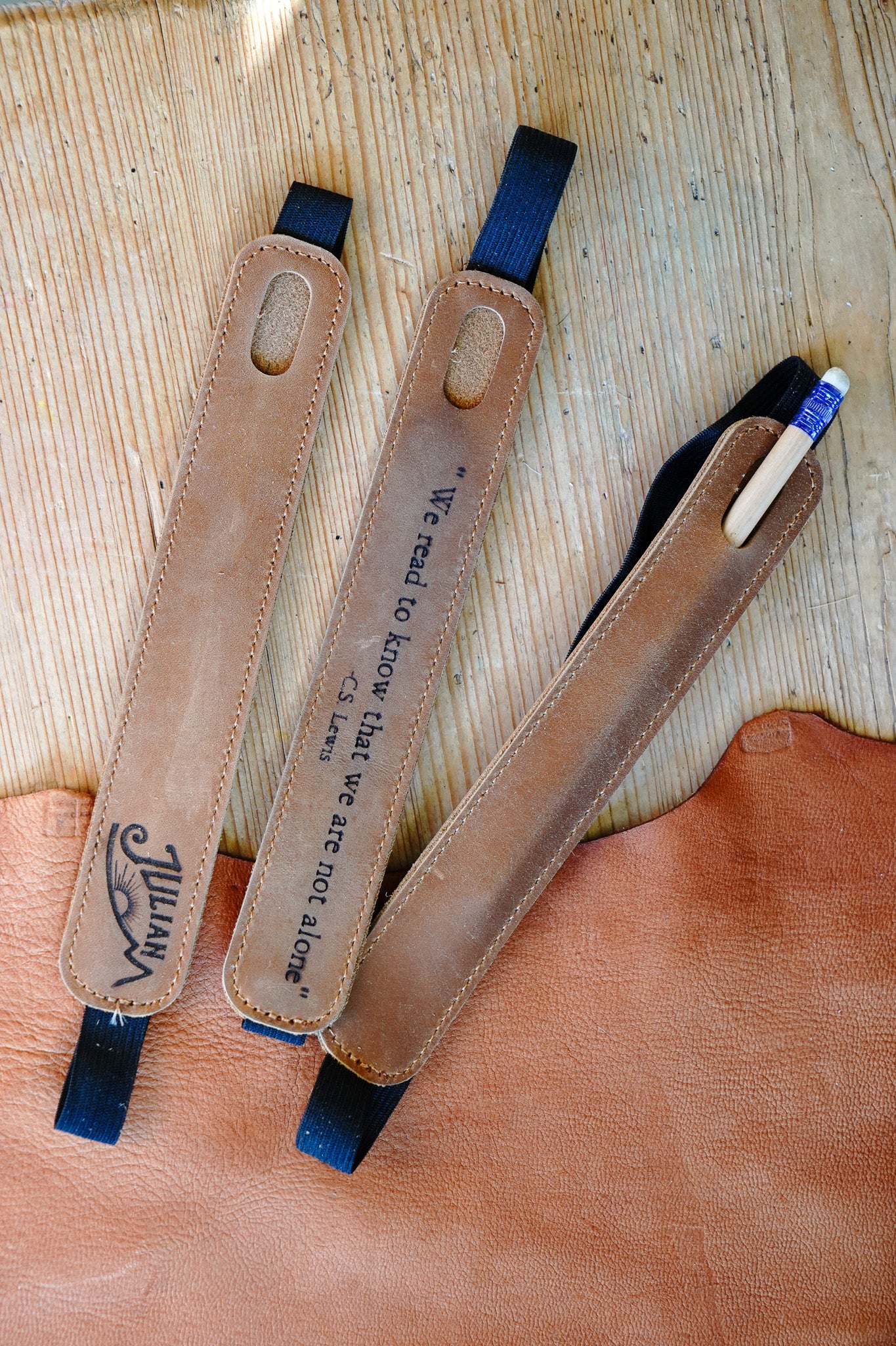 Personalized Leather Bookmark with Pen Holder – Literary Gift for Readers & Writers