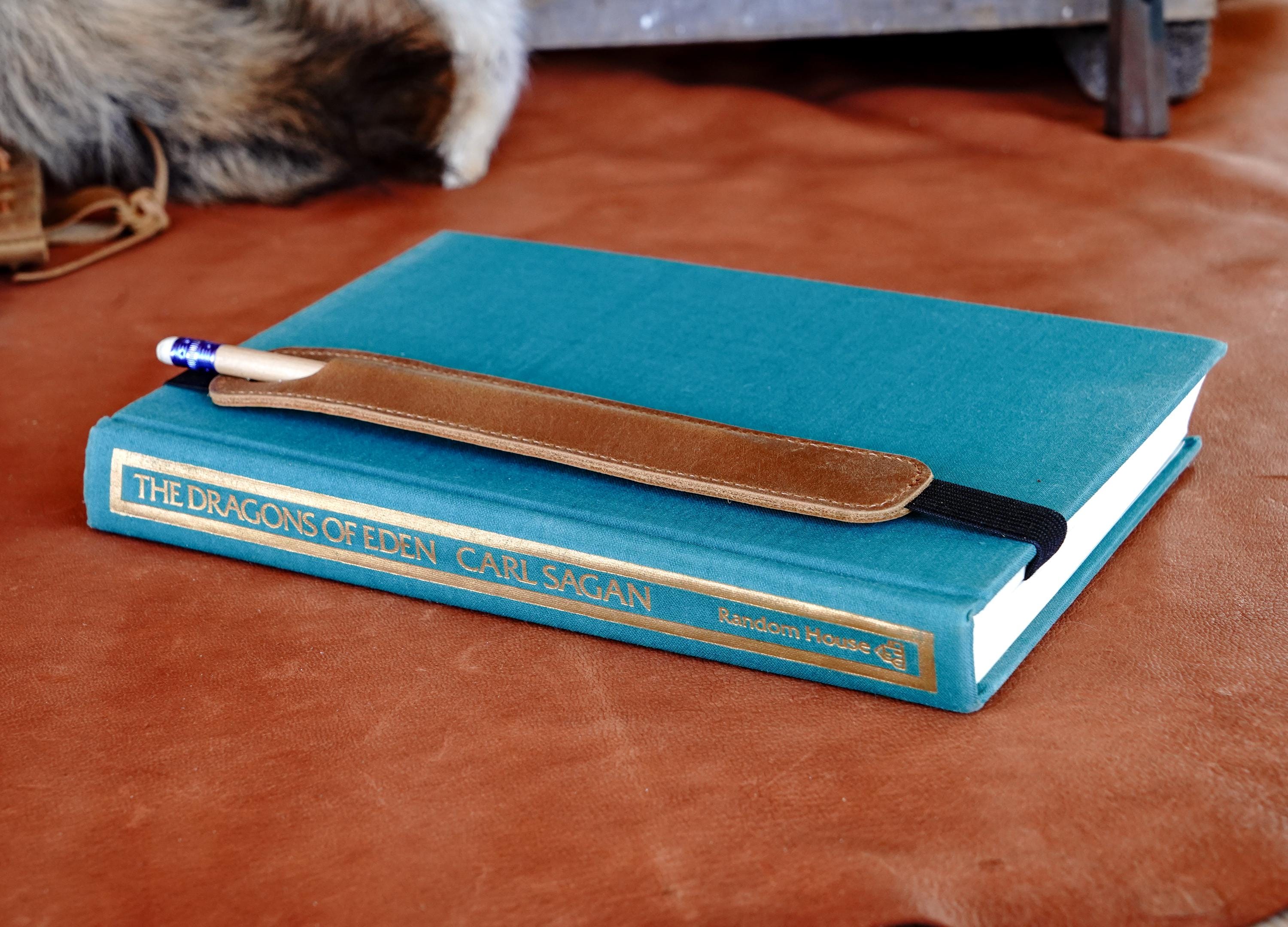 Personalized Leather Bookmark with Pen Holder – Literary Gift for Readers & Writers